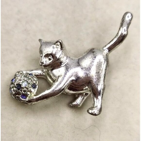 Vintage Silver Tone Cat Playing w/ Blue Rhinestones Yarn Ball Brooch - Picture 1 of 3